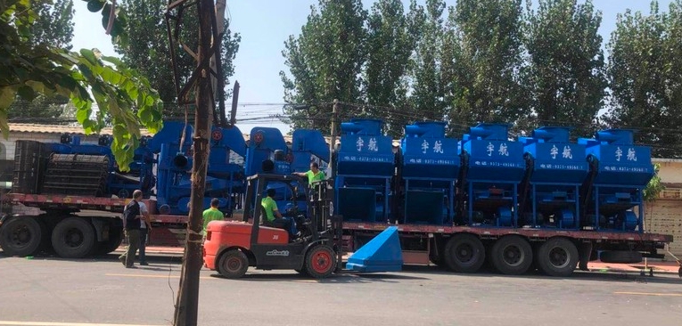 運(yùn)輸中的花生剝殼機(jī) 運(yùn)輸中的花生剝殼機(jī)